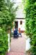 Verkauft !!  Interessantes, sanierungsbedürftiges Haus mit Traum-Garten! - Blick zum Hauseingang